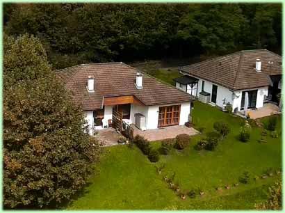 De bungalows hebben eigen tuin.