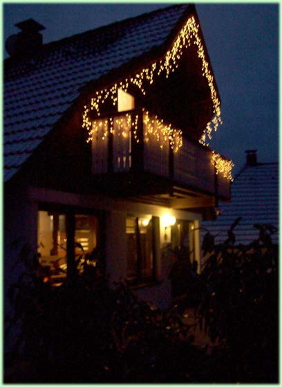 In de avond gezellig de lampjes aan.