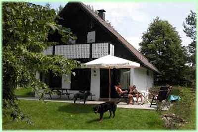 Heksenwoning op Feriendorf-Frankenau in de zomer